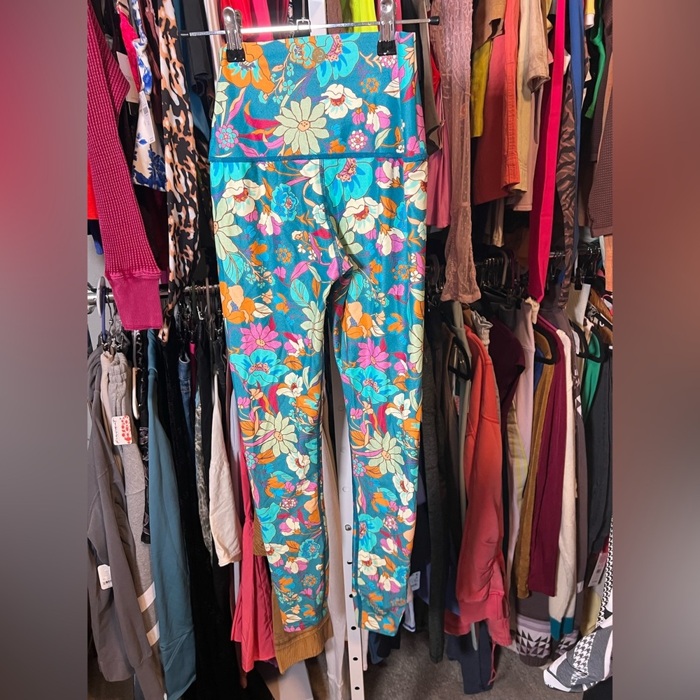 NWOT New Beach Bunny Spencer floral workout leggings and bra top set - Picture 9 of 9